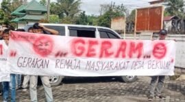Gerakan Remaja Masyarakat Desa Bekulap (Geram) geruduk Kantor Camat Kecamatan Selesai, Senin (16/12)