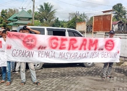 Gerakan Remaja Masyarakat Desa Bekulap (Geram) geruduk Kantor Camat Kecamatan Selesai, Senin (16/12)