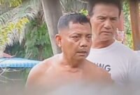 Lurah Beras Basah, Zulkarnain (tak memakai baju) dilerai saat mendatangi rumah tetangganya, Selasa (3/12/2024).