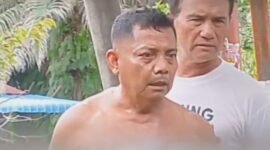 Lurah Beras Basah, Zulkarnain (tak memakai baju) dilerai saat mendatangi rumah tetangganya, Selasa (3/12/2024).