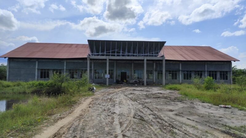 Suasana pembangunan mall pelayanan publik Kabupaten Langkat yang berada di Jalan Jendral Sudirman, Sei Karang, Kecamatan Stabat, Kabupaten Langkat, Sumatera Utara, Rabu (18/12/2024). 