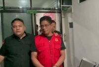 Tersangka RSN (baju merah) diduga kuat terlibat dalam skandal korupsi di PDAM Tirtasari Binjai