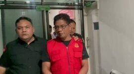 Tersangka RSN (baju merah) diduga kuat terlibat dalam skandal korupsi di PDAM Tirtasari Binjai