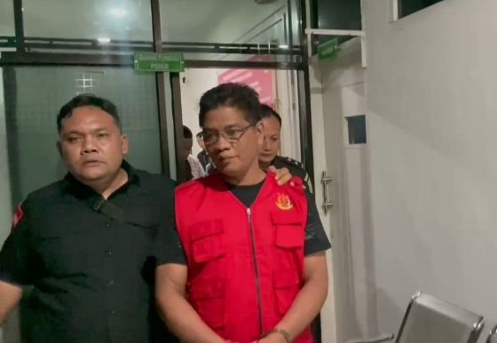 Tersangka RSN (baju merah) diduga kuat terlibat dalam skandal korupsi di PDAM Tirtasari Binjai