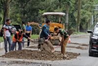 Terlihat beberapa pengawai honorer dinas PUPR Langkat mengerjakan perbaikan jalan disepanjang jalan Titi Penceng- Banyumas, Senin (30/12),kuat dugaan proyek ini ada penyimpangan karena status pekerjaan tidak jelas apakah swakelola atau sistem PL. (yong)