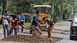 Terlihat beberapa pengawai honorer dinas PUPR Langkat mengerjakan perbaikan jalan disepanjang jalan Titi Penceng- Banyumas, Senin (30/12),kuat dugaan proyek ini ada penyimpangan karena status pekerjaan tidak jelas apakah swakelola atau sistem PL. (yong)