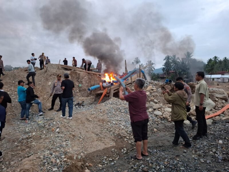 Polisi menurunkan tim untuk menghentikan tambang emas ilegal yang berada di Desa Jambur Tarutung, Kecamatan Kotanopan, Kabupaten Mandailing Natal.