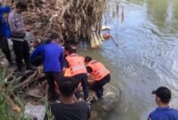 Jasat korban saat ditemukan dan dilakukan evakuasi oleh petugas dan masyarakat.(kus)