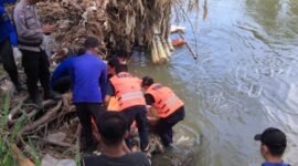 Jasat korban saat ditemukan dan dilakukan evakuasi oleh petugas dan masyarakat.(kus)