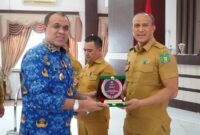 Pj Bupati Langkat beri penghargaan kepada kepala Inspektorat yang berhasil meraih peringkat ke tiga dengan Implementasi SAKIP Terbaik, Selasa (17/12)