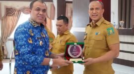 Pj Bupati Langkat beri penghargaan kepada kepala Inspektorat yang berhasil meraih peringkat ke tiga dengan Implementasi SAKIP Terbaik, Selasa (17/12)