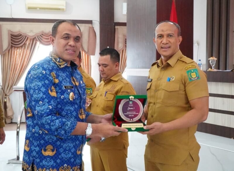 Pj Bupati Langkat beri penghargaan kepada kepala Inspektorat yang berhasil meraih peringkat ke tiga dengan Implementasi SAKIP Terbaik, Selasa (17/12)