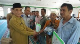 Pemkab Langkat melakukan penyerahan bantuan sosial berupa bantuan kepada bilal mayit dan penggali kubur dari Kecamatan Stabat, Secanggang, Binjai, dan Hinai.