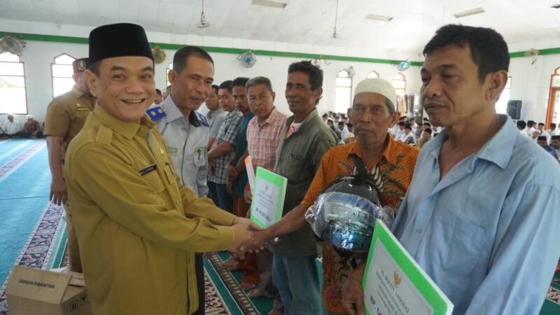 Pemkab Langkat melakukan penyerahan bantuan sosial berupa bantuan kepada bilal mayit dan penggali kubur dari Kecamatan Stabat, Secanggang, Binjai, dan Hinai.