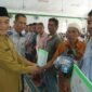 Pemkab Langkat melakukan penyerahan bantuan sosial berupa bantuan kepada bilal mayit dan penggali kubur dari Kecamatan Stabat, Secanggang, Binjai, dan Hinai.