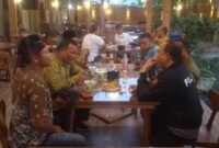 Pertemuan anggota koperasi jasa TKBM Pangkalan Susu bersama Kabag OPS Polres Langkat di salah satu warung kopi di Stabat, Jumat (20/12)