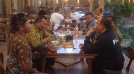 Pertemuan anggota koperasi jasa TKBM Pangkalan Susu bersama Kabag OPS Polres Langkat di salah satu warung kopi di Stabat, Jumat (20/12)