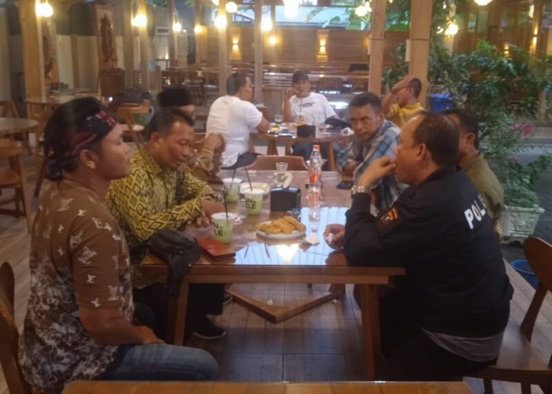 Pertemuan anggota koperasi jasa TKBM Pangkalan Susu bersama Kabag OPS Polres Langkat di salah satu warung kopi di Stabat, Jumat (20/12)
