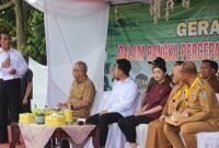 Menteri Pertanian Andi Amran Sulaiman saat menyampaikan hasil pertanian di hadapan Wapres Gibran di Desa Aman Damai, Kecamatan Sirapit, Kabupaten Langkat, Selasa (24/12).