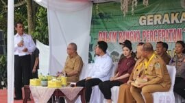 Menteri Pertanian Andi Amran Sulaiman saat menyampaikan hasil pertanian di hadapan Wapres Gibran di Desa Aman Damai, Kecamatan Sirapit, Kabupaten Langkat, Selasa (24/12).