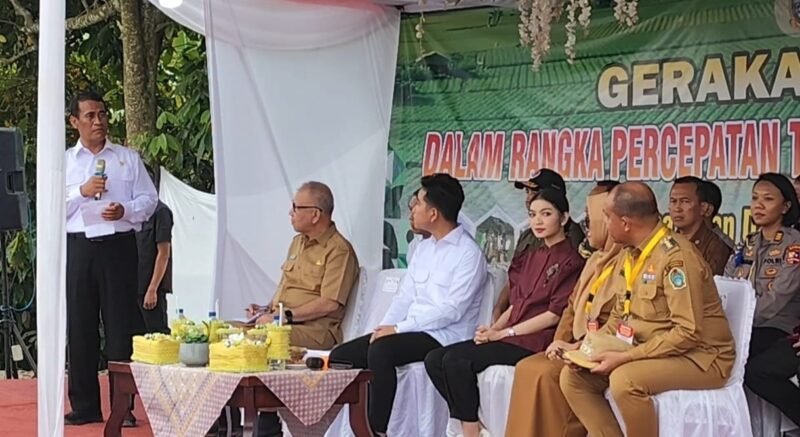 Menteri Pertanian Andi Amran Sulaiman saat menyampaikan hasil pertanian di hadapan Wapres Gibran di Desa Aman Damai, Kecamatan Sirapit, Kabupaten Langkat, Selasa (24/12).