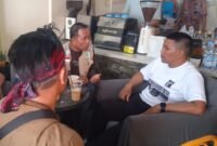 Anggota koperasi TKBM Pangkalan Susu saat berdiskusi santai bersama Direktur LBH Medan Irvan Sahputra (baju putih), Senin (23/12)