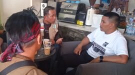 Anggota koperasi TKBM Pangkalan Susu saat berdiskusi santai bersama Direktur LBH Medan Irvan Sahputra (baju putih), Senin (23/12)