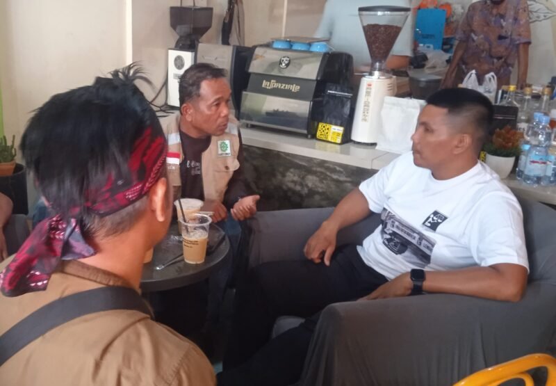 Anggota koperasi TKBM Pangkalan Susu saat berdiskusi santai bersama Direktur LBH Medan Irvan Sahputra (baju putih), Senin (23/12)