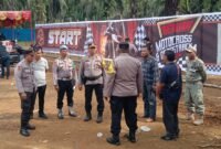 Suasana saat tim dari Polres Langkat membubarkan kegiatan Gestrek Motor Cross tanpa izin di Desa Beruam