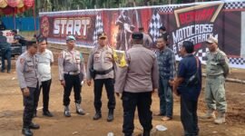 Suasana saat tim dari Polres Langkat membubarkan kegiatan Gestrek Motor Cross tanpa izin di Desa Beruam
