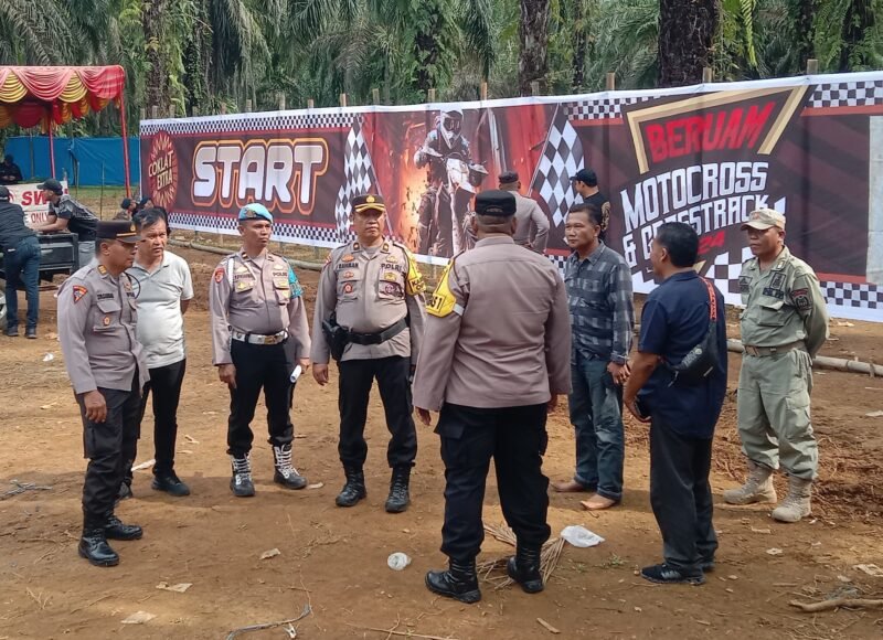 Suasana saat tim dari Polres Langkat membubarkan kegiatan Gestrek Motor Cross tanpa izin di Desa Beruam