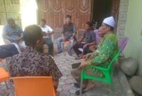 Suasana saat anggota koperasi TKBM Pangkalan Susu berdiskusi dengan mantan manager bank syariah di Indonesia