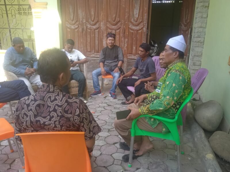 Suasana saat anggota koperasi TKBM Pangkalan Susu berdiskusi dengan mantan manager bank syariah di Indonesia