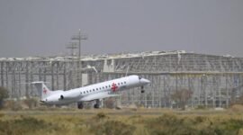 Israel melancarkan serangan udara besar-besaran ke Yaman dengan menargetkan Bandara Internasional Ibu Kota Sanaa hingga markas militer negara tersebut pada Kamis (26/12). (Foto: AFP/MOHAMMED HUWAIS)