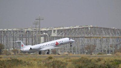 Israel melancarkan serangan udara besar-besaran ke Yaman dengan menargetkan Bandara Internasional Ibu Kota Sanaa hingga markas militer negara tersebut pada Kamis (26/12). (Foto: AFP/MOHAMMED HUWAIS)