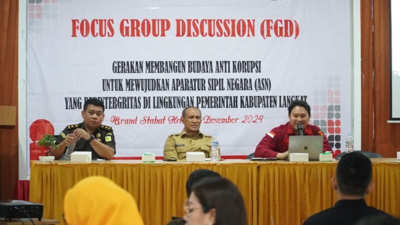 Pemerintah Kabupaten Langkat menggelar Focus Group Discussion (FGD) dengan tema “Gerakan Membangun Budaya Anti-Korupsi untuk Mewujudkan Aparatur Sipil Negara (ASN) yang Berintegritas” di Grand Hotel Stabat, Selasa (10/12/2024). Acara ini dihadiri oleh Sekretaris Daerah Kabupaten Langkat, Amril, S.Sos, mewakili Pj Bupati Langkat, M. Faisal Hasrimy, AP, MAP.(ist)

