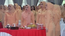 Penasehat Dharma Wanita Persatuan (DWP) Kabupaten Langkat, Ny. Uke Retno Faisal Hasrimy (dua dari kanan) menghadiri peringatan Hari Ulang Tahun (HUT) ke-25 DWP Sumatera Utara, Selasa (17/12)