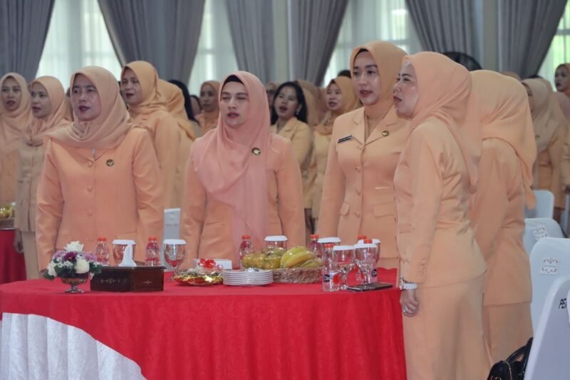 Penasehat Dharma Wanita Persatuan (DWP) Kabupaten Langkat, Ny. Uke Retno Faisal Hasrimy (dua dari kanan) menghadiri peringatan Hari Ulang Tahun (HUT) ke-25 DWP Sumatera Utara, Selasa (17/12)