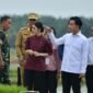 Wakil Presiden (Wapres) Gibran Rakabuming didampingi Selvi Ananda meninjau penggunaan mesin penanam padi atau rice transplanter di area persawahan Desa Aman Damai, Kecamatan Sirapit, Kabupaten Langkat, Provinsi Sumatera Utara, Selasa (24/12/2024).