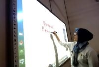 Papan pintar atau Smart Board yang kini menjadi pro dan kontra. (Poto/ilustrasi- int)
