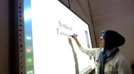 Papan pintar atau Smart Board yang kini menjadi pro dan kontra. (Poto/ilustrasi- int)