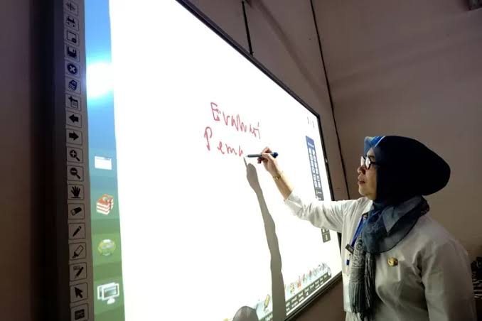 Papan pintar atau Smart Board yang kini menjadi pro dan kontra. (Poto/ilustrasi- int)