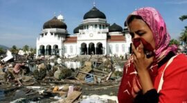 Kondisi seputar Masjid Raya Baiturahman sesudah Tsunami hebat melanda Kota Banda Aceh 26 Desember 2004 silam