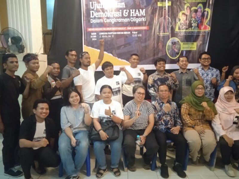 Anggota koperas TKBM Pangkalan Susu mengikuti kegiatan Catatan Akhir Tahun LBH Medan, Senin (23/12)