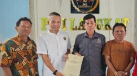 Ketua PWI Langkat, M Darwis Sinulingga bersama Syahrial SH, Ketua PERADI Binjai-Langkat didampingi Pengurus PWI Langkat saat memperlihatkan MoU Pendampingan hukum gratis. (bud)