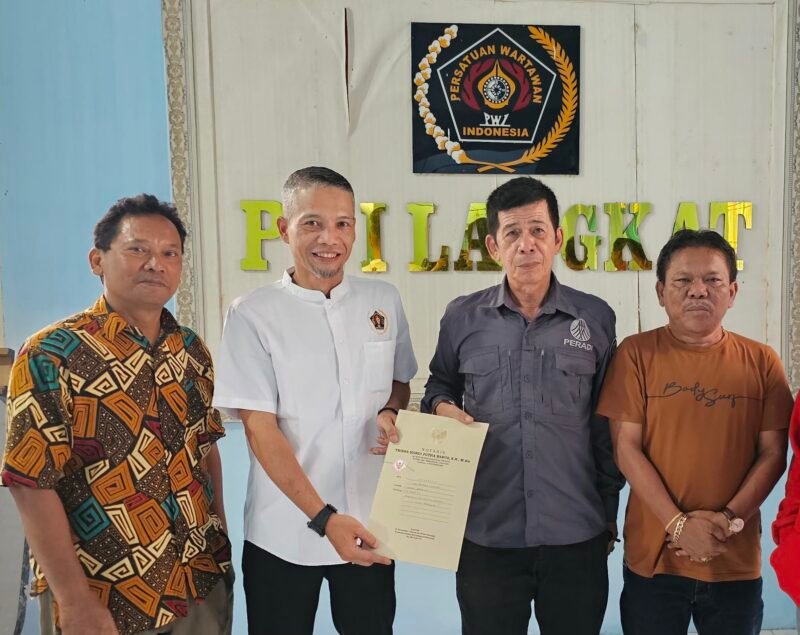 Ketua PWI Langkat, M Darwis Sinulingga bersama Syahrial SH, Ketua PERADI Binjai-Langkat didampingi Pengurus PWI Langkat saat memperlihatkan MoU Pendampingan hukum gratis. (bud)