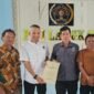 Ketua PWI Langkat, M Darwis Sinulingga bersama Syahrial SH, Ketua PERADI Binjai-Langkat didampingi Pengurus PWI Langkat saat memperlihatkan MoU Pendampingan hukum gratis. (bud)