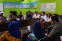 Warga Desa Tanjung Ibus saat berdiskusi dengan anggota DPRD Langkat dari partai Gerindra