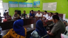 Warga Desa Tanjung Ibus saat berdiskusi dengan anggota DPRD Langkat dari partai Gerindra