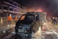 Sebuah mobil bermuatan BBM terbalik dan ikut terbakar di Jalan Jend. Gatot Subroto, Kecamatan Binjai Barat, Rabu (19/2)